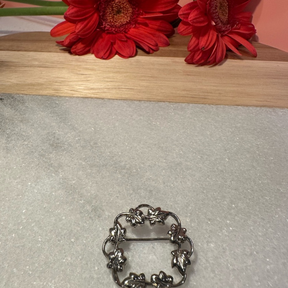 LEAF VINE WREATH BROOCH PIN - Leaves silver -Toned Fall Autumn